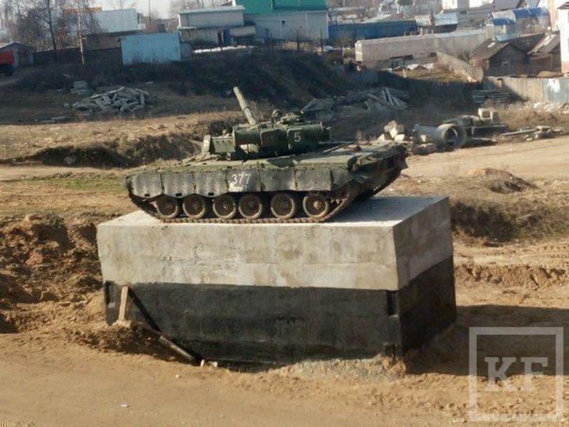 В Зеленодольске неизвестные свернули башню недавно установленного на постаменте танка