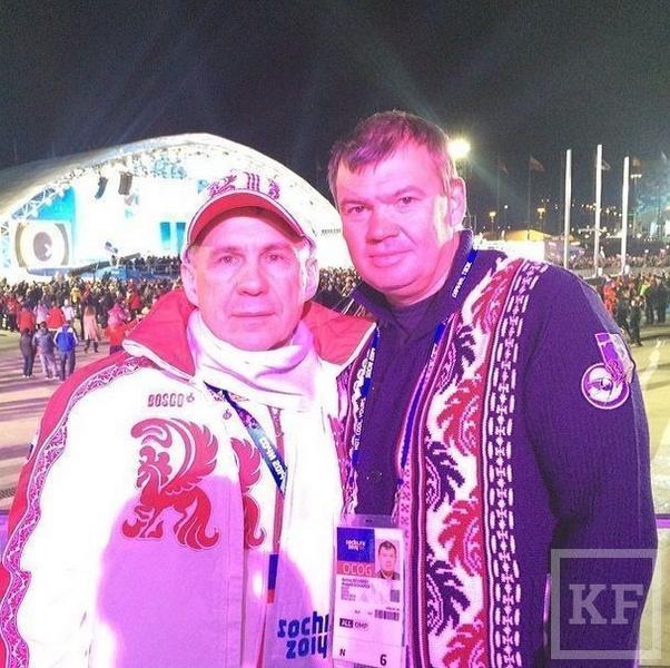 Рустам Минниханов гуляет по олимпийскому Сочи в олимпийке Bosco