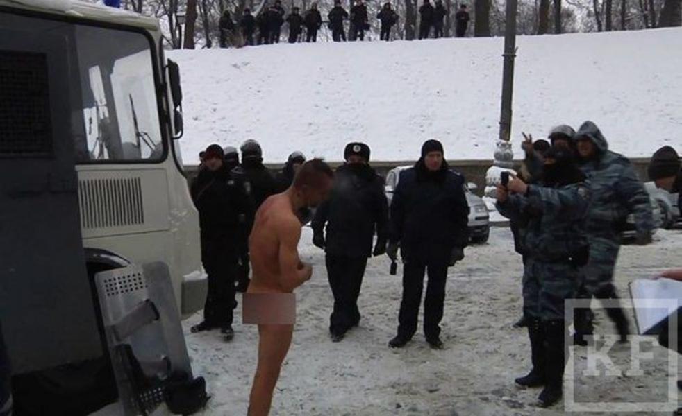 МВД Украины проверяет видео, в котором фигурируют люди в милицейской форме и обнаженный мужчина