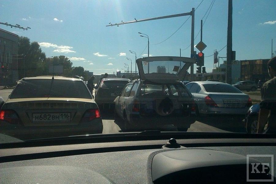 В Казани на перекрестке улиц Хади Такташа и Эсперанто столкнулись три автомобиля [фото]
