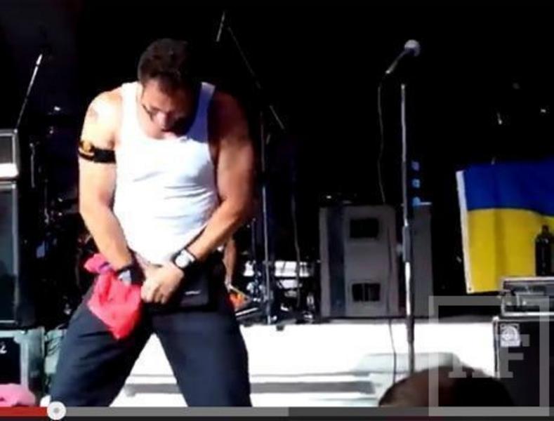 Басист Bloodhound Gang подтерся российским флагом [фото, видео]