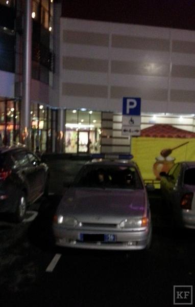 В Казани привлечен к ответственности сотрудник полиции, припарковавший служебную машину на стоянке для инвалидов