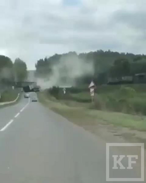 Видео: в Татарстане грузовик столкнулся с поездом