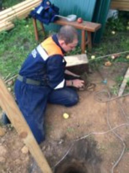 Спасатели вызволили собаку из ямы на стройке в Казани
