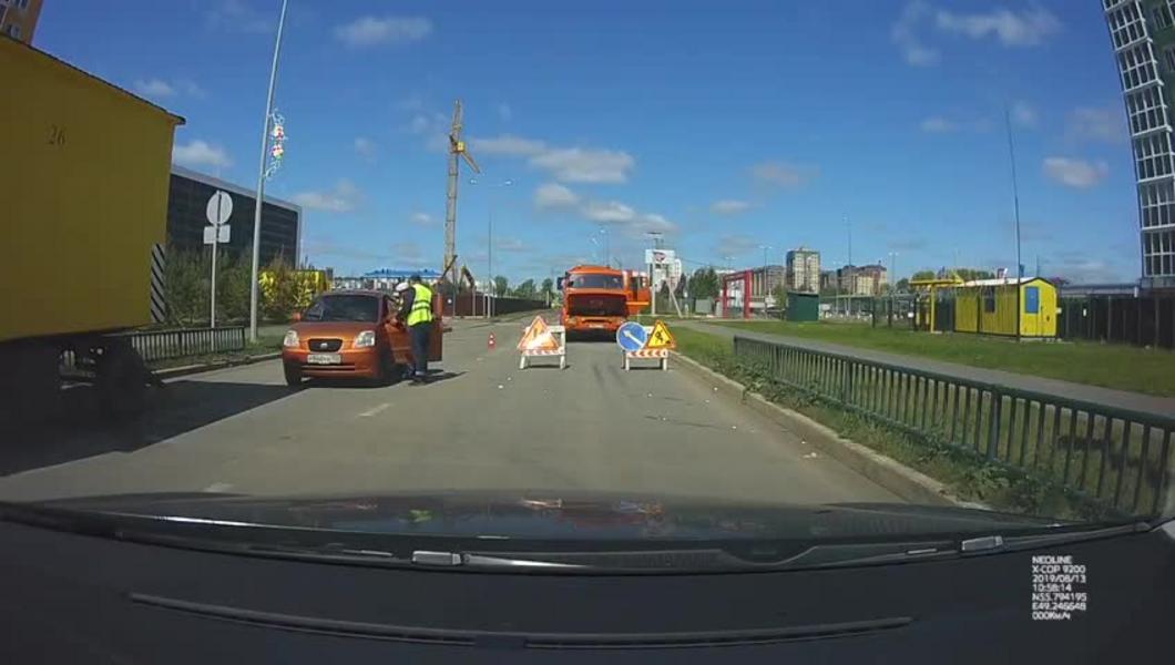 Казанская автоледи на иномарке едва не задавила дорожных рабочих