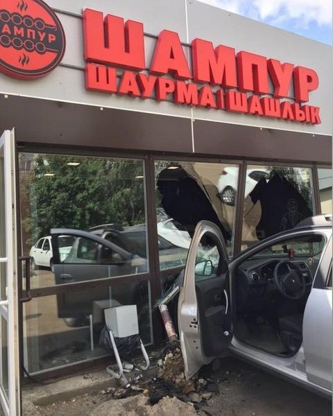 Фото: иномарка протаранила шаурмечную в Казани