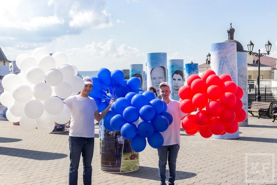 День флага России: небо Казани превратилось в триколор