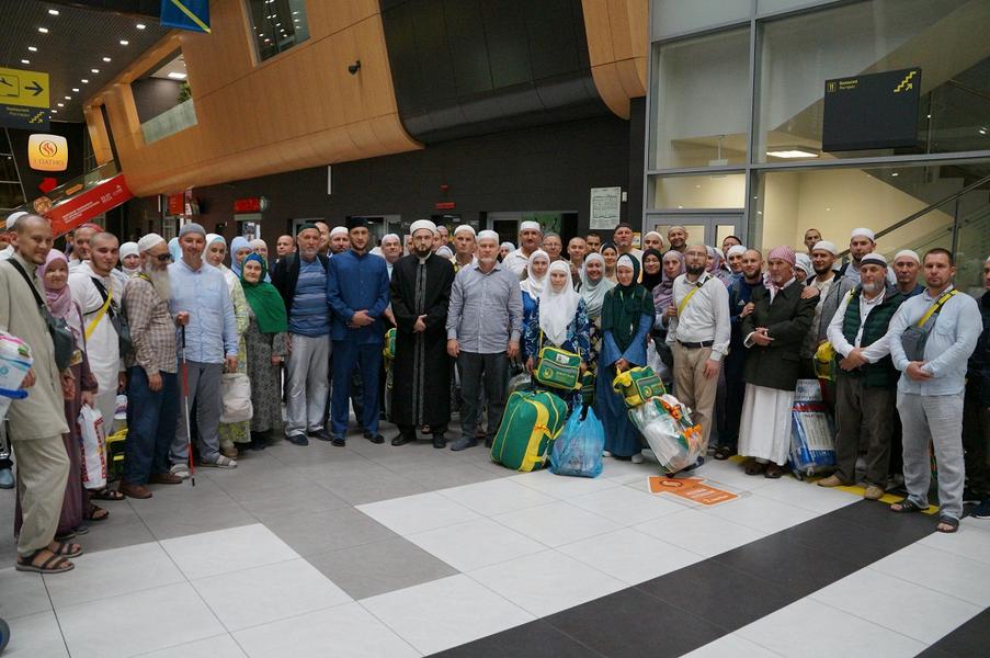 В Казань вернулась первая группа татарстанских хаджиев