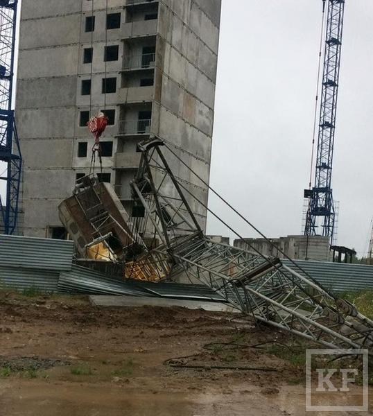 В Казани на стройке в «Салават Купере» упал кран