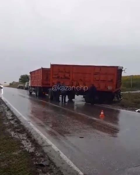«Камаз» протаранил микроавтобус в Татарстане