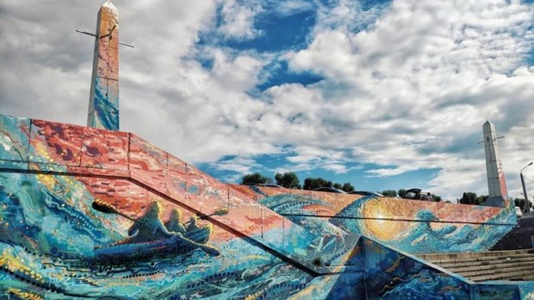 Кремлевскую набережную в Казани украсили граффити с маяком