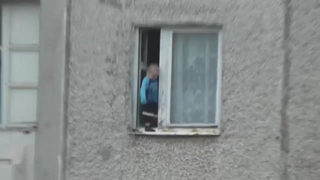 Житель Челнов пытался столкнуть ребенка с подоконника на седьмом этаже