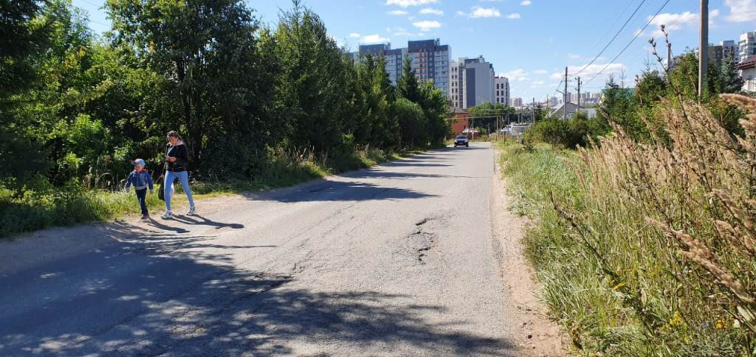 В Казани родители сами нарисовали «зебру» и знак на опасной дороге по пути в школу