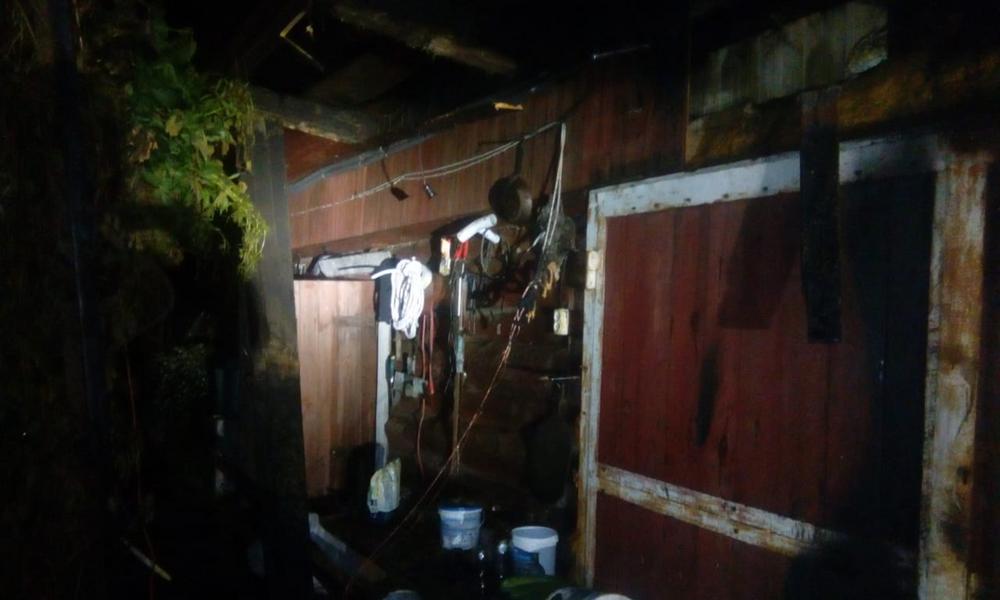 В Пестречинском районе Татарстана сгорели баня, летняя кухня и бассейн