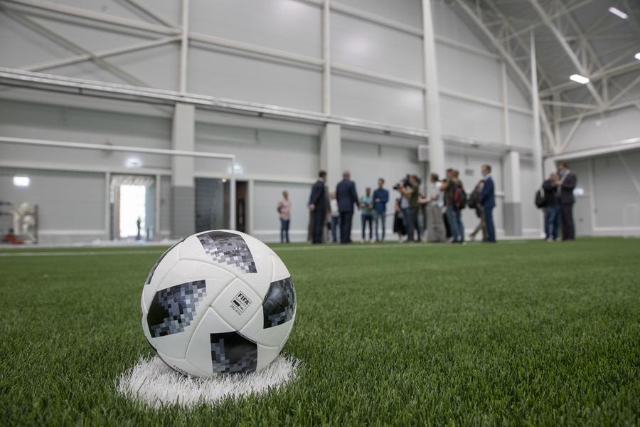 Метшин снова вспомнил Месси и Роналду. В Казани открывают новый футбольный манеж Метшин снова вспомнил Месси и Роналду. В Казани открывают новый футбольный манеж