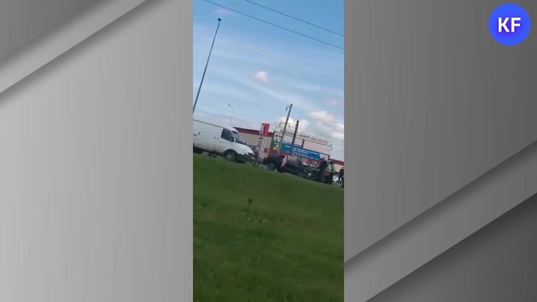 Видео: в Челнах образовалась пробка из-за ДТП с иномаркой и «Газелью»