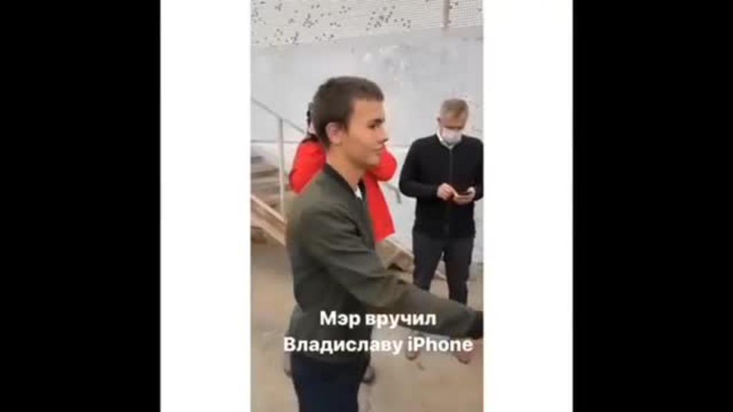 В сети высмеяли подаренный Наилем Магдеевым юному герою «iPhone от Haier»
