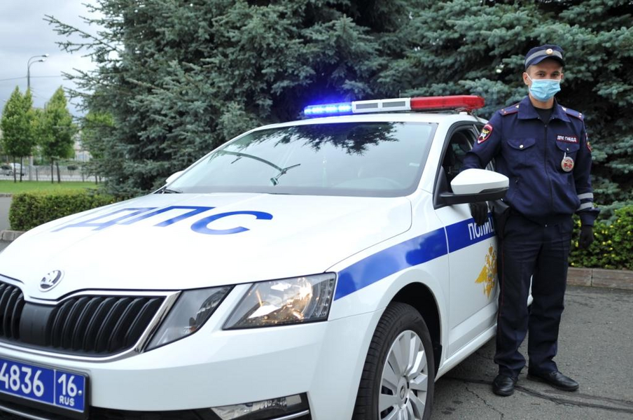 В Татарстане инспектор ДПС помог беременной быстро добраться в больницу