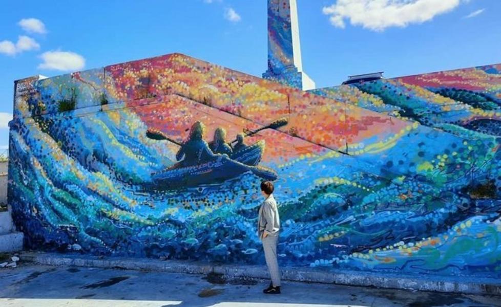 Кремлевскую набережную в Казани украсили граффити с маяком