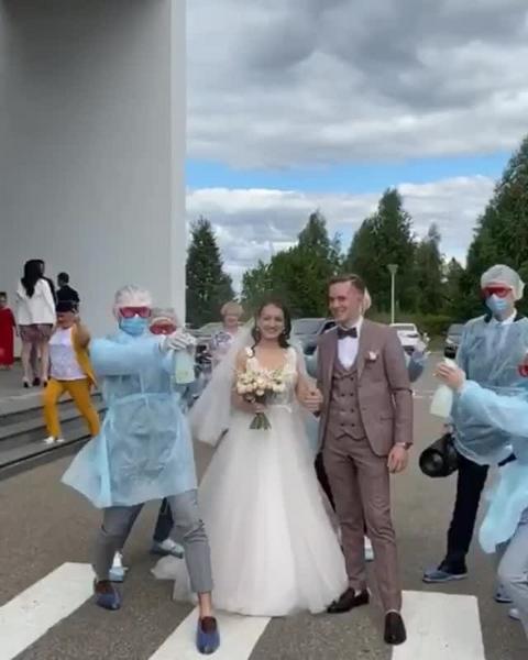 Пара из Челнов сыграла свадьбу, задействовав антиковидную команду