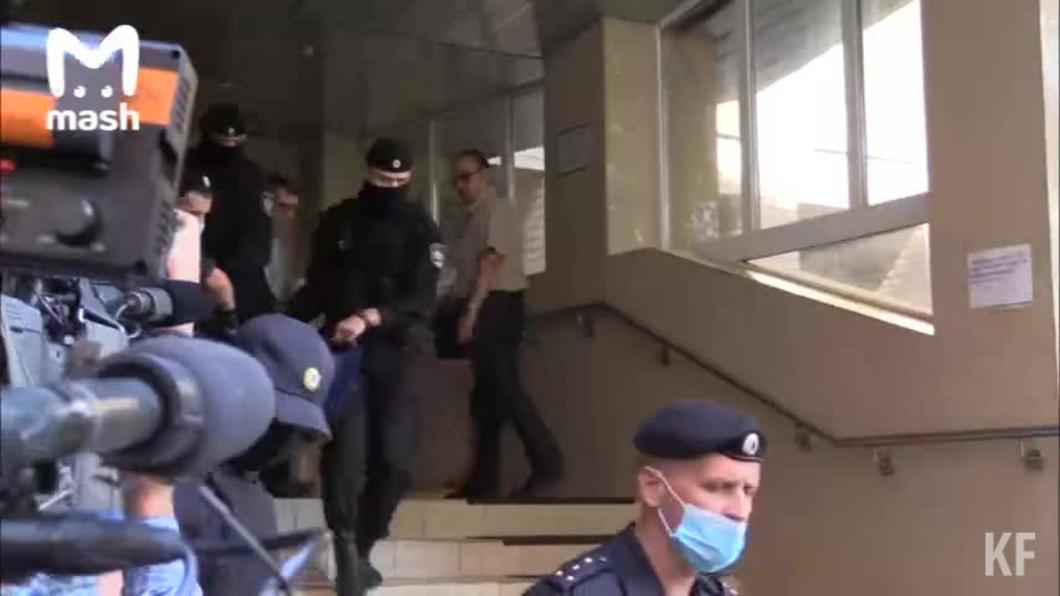 Михаила Ефремова вынесли из здания суда на носилках