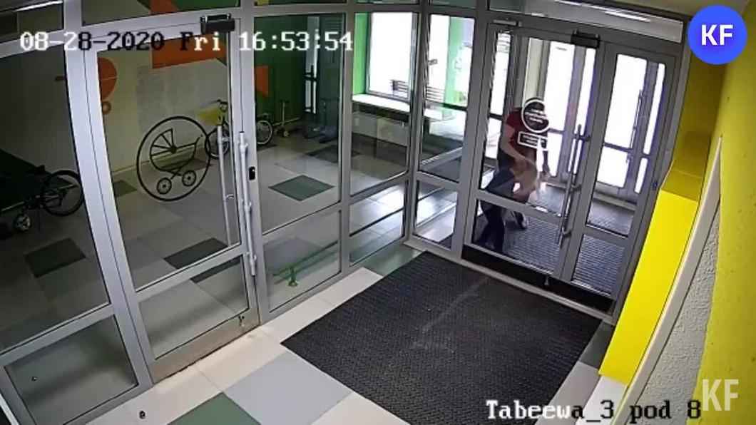 Жестокое избиение сына в подъезде казанской горе-мамашей попало на видео