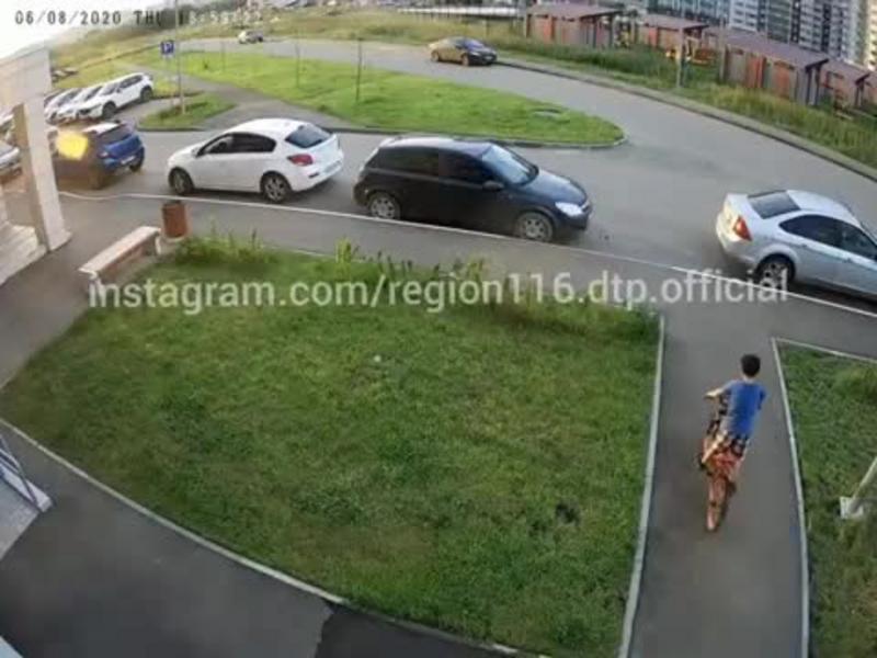 В Казани женщина сбила ребенка-велосипедиста и скрылась с места ДТП