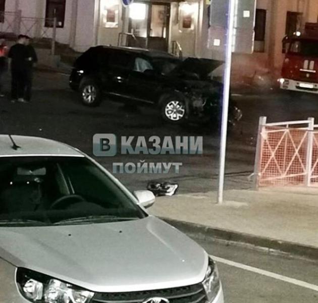 В центре Казани «Опель» столкнулся с «Фольксвагеном» и врезался в здание
