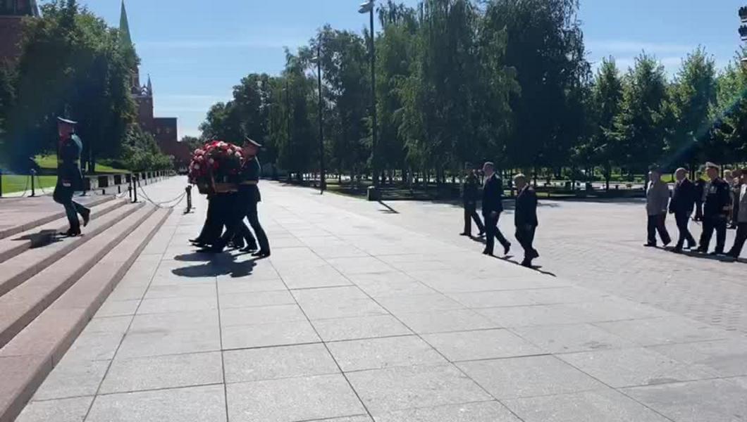 Рустам Минниханов возложил цветы к Могиле неизвестного солдата в Москве