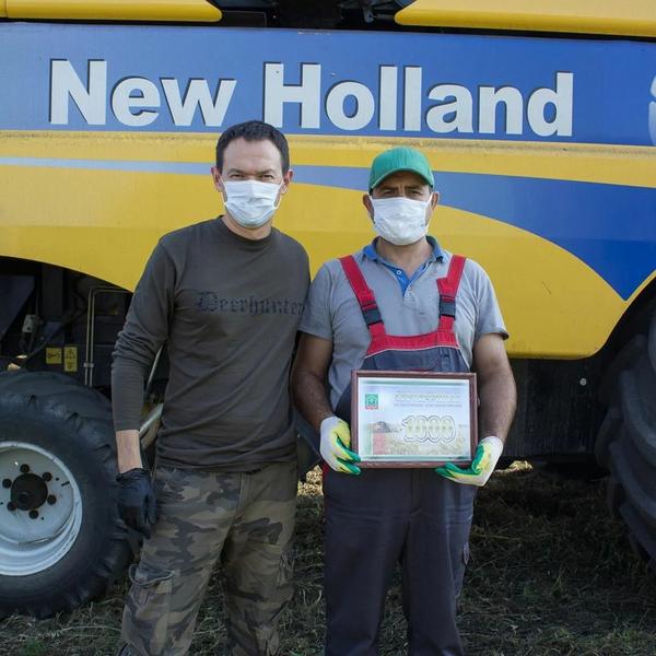 Тимур Нагуманов вручил альметьевским комбайнерам денежные премии Тимур Нагуманов вручил альметьевским комбайнерам денежные премии