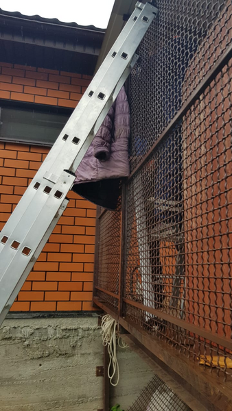 В Казани 9-летний мальчик повис на железном заборе, проткнув руку