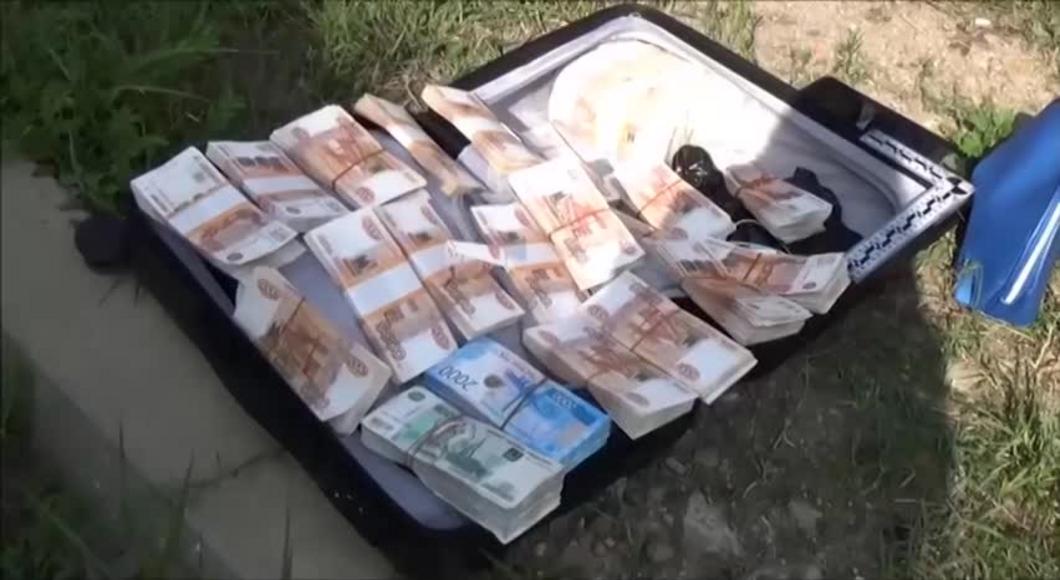 Спешивший на поезд житель Биробиджана потерял чемодан с 15 миллионами рублей