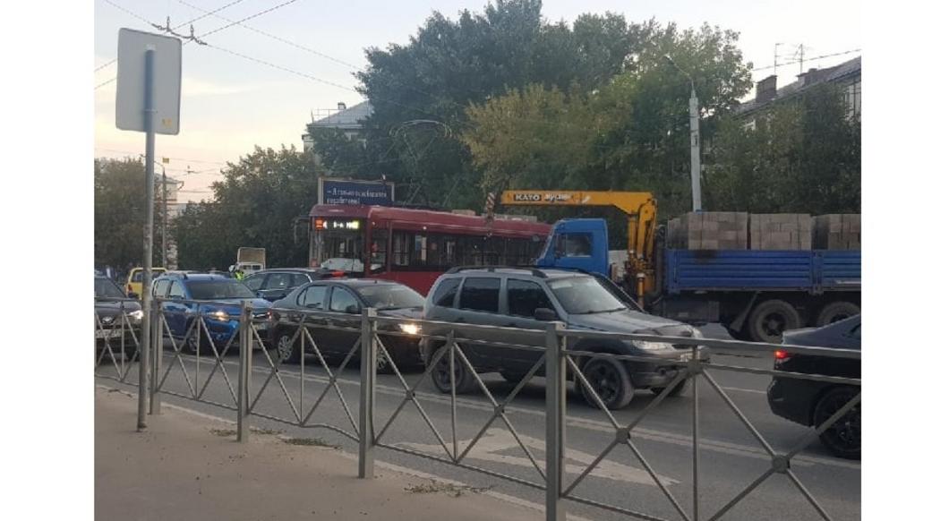 На Гвардейской в Казани трамвай сошёл с рельсов и протаранил «Газель»: машина перевернулась