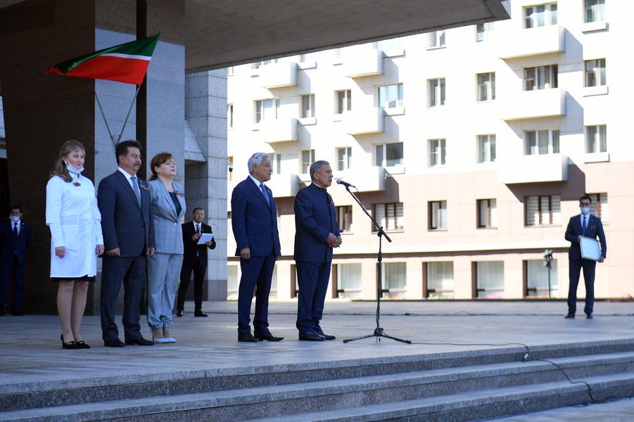 Рустам Минниханов участвовал в церемонии, на которой больницам Татарстана передали новые машины