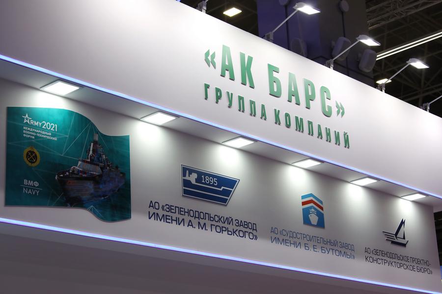 Рустам Минниханов осмотрел экспозиции татарстанских компаний на форуме «Армия-2021»