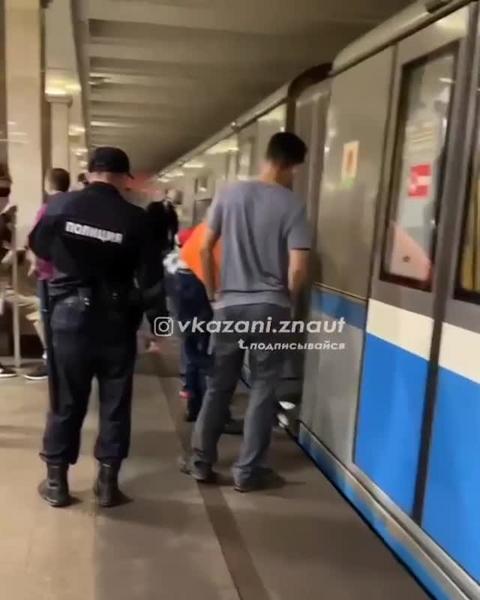 В Казани на станции метро «Суконная слобода» встал поезд: очевидцы сообщают о хлопке В Казани на станции метро «Суконная слобода» встал поезд: очевидцы сообщают о хлопке