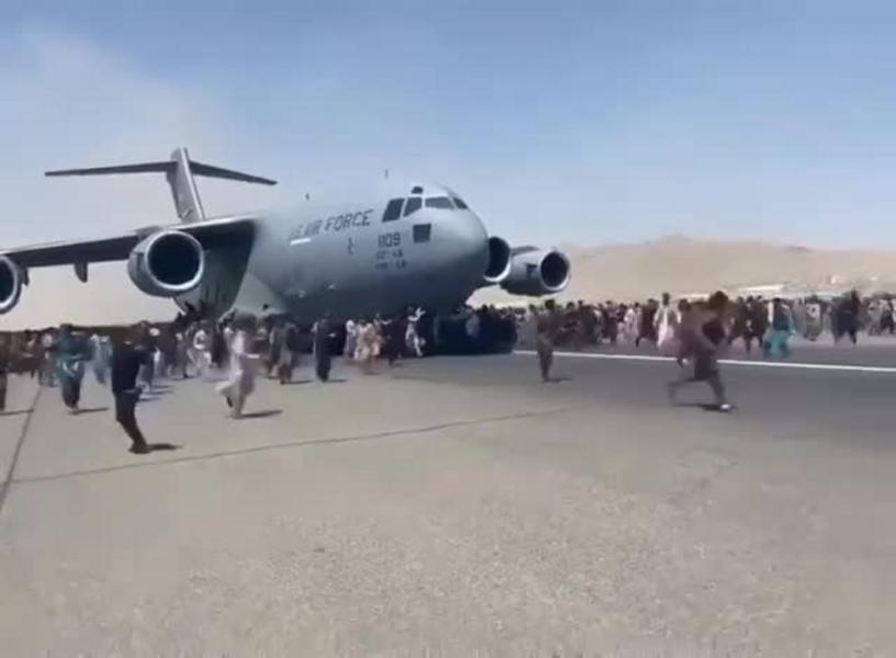 Несколько человек разбились, выпав на лету из самолёта в Афганистане