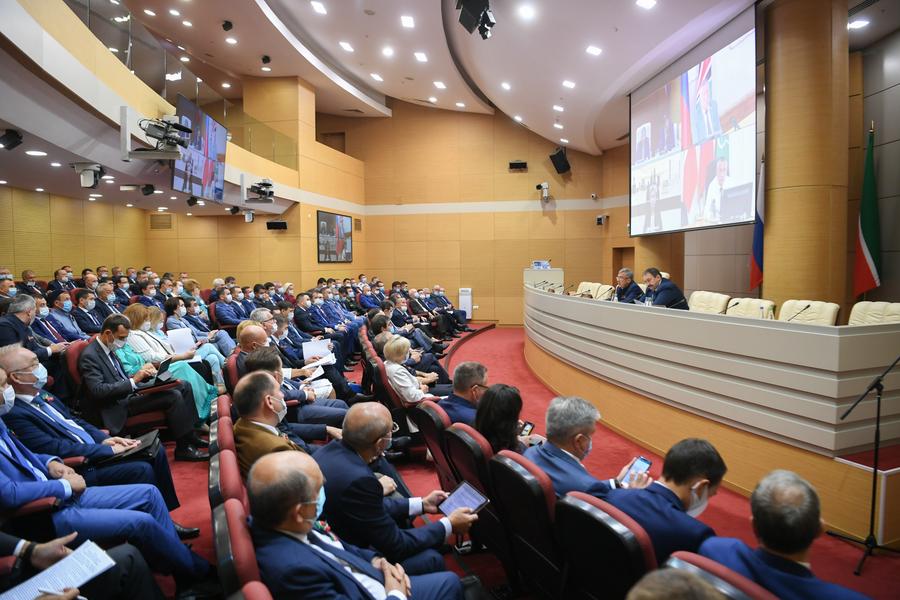 Рустам Минниханов ​призвал соблюдать все требования Роспотребнадзора и вакцинироваться