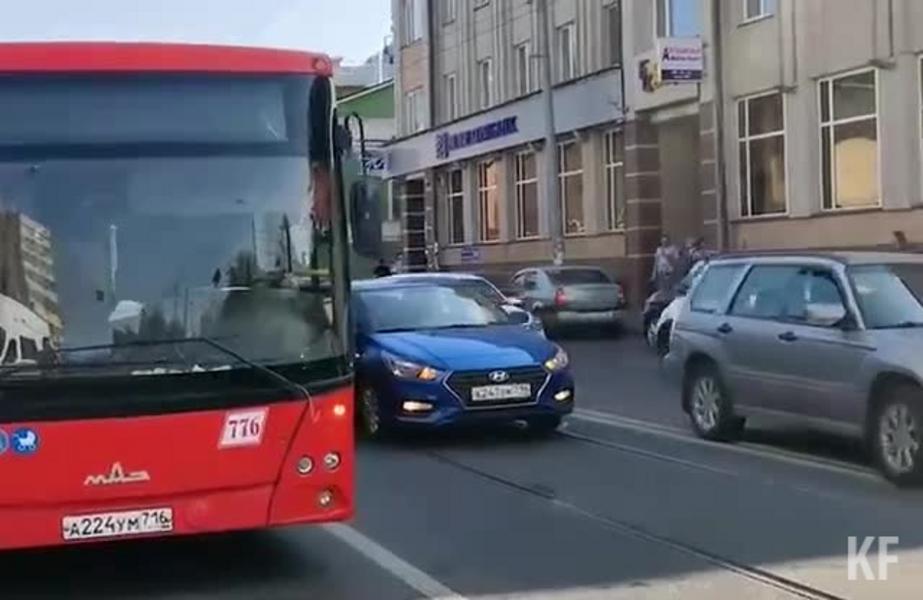 Скорая помощь, автобус и иномарка столкнулись в Казани