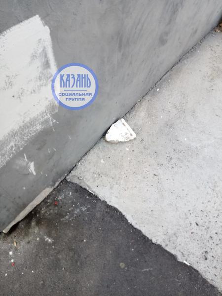 С пятиэтажного здания в Казани падают куски фасада: горожан просят быть осторожнее