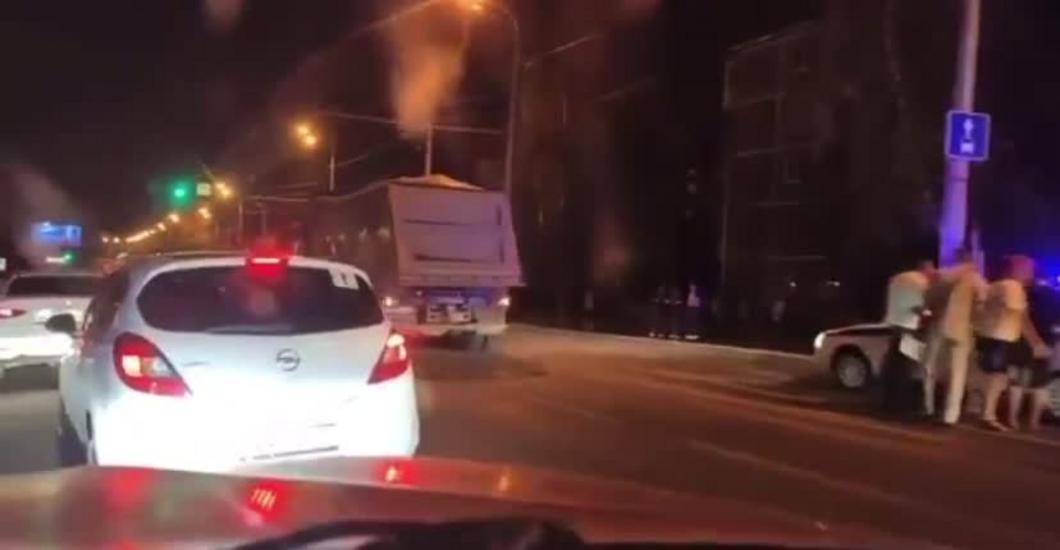 В Казани самосвал на скорости впечатал три стоявшие на светофоре машины