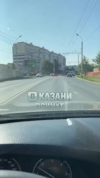 На оживленной дороге на Сахарова в Казани образовался огромный провал