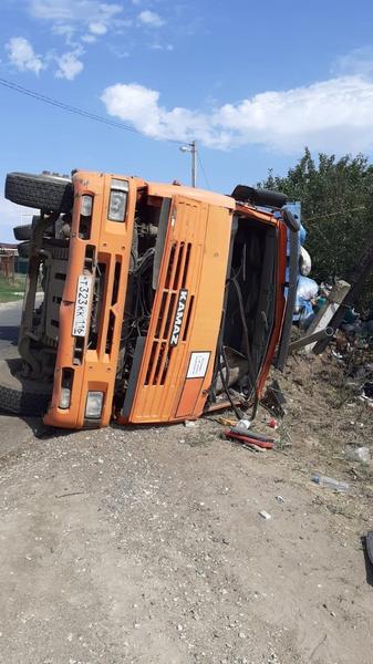 Мусоровоз опрокинулся в Нижнекамском районе