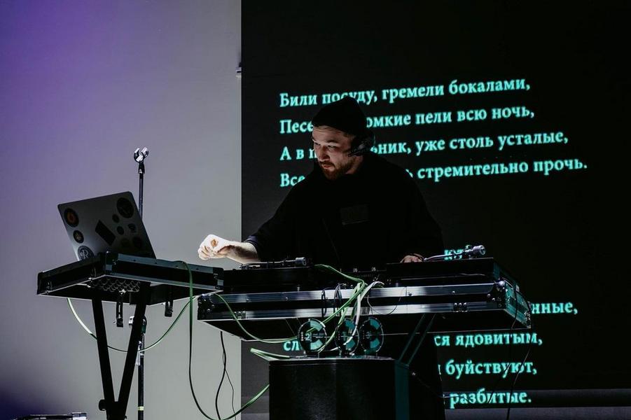 «Сейчас уже сопливые стихи о любви не заходят»: казанские авторы рассказывают, что такое современная поэзия