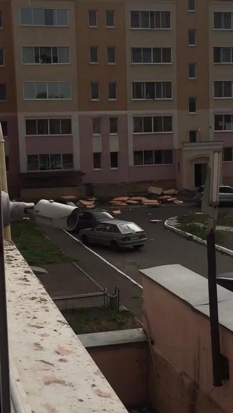 Мощные порывы ветра сорвали обшивку дома в Елабуге