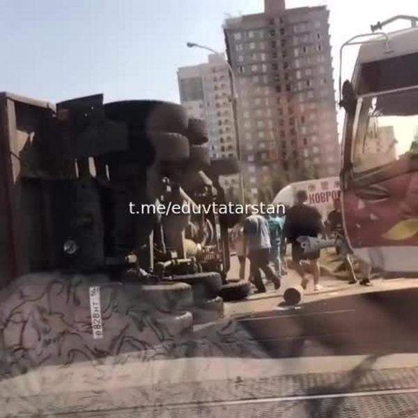 В Набережных Челнах трамвай опрокинул КАМАЗ