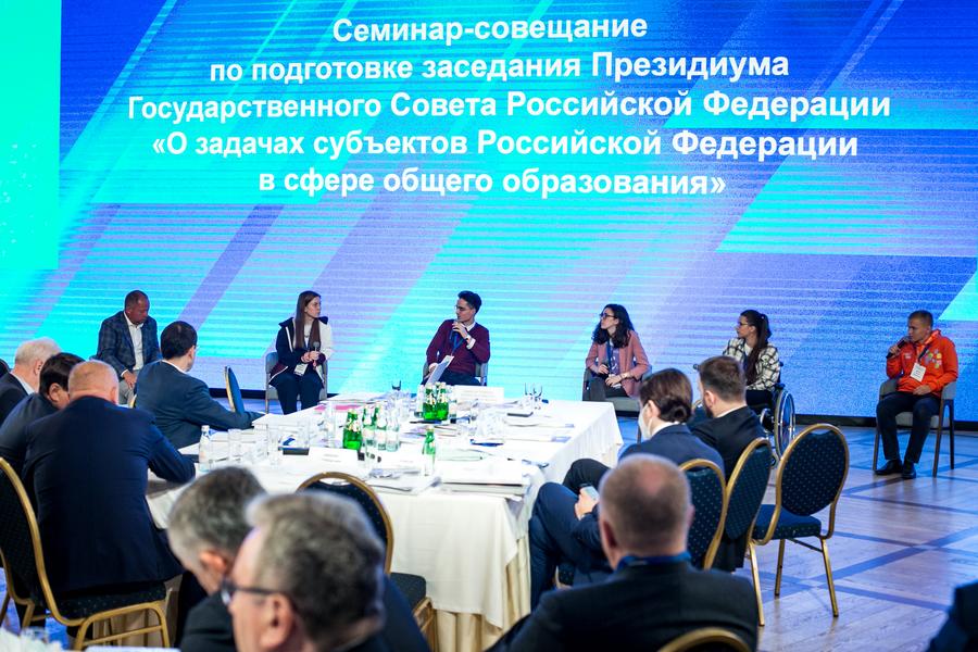 Рустам Минниханов призвал обустроить школьные спортплощадки, залы и дворы