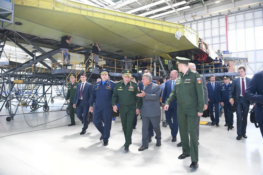 Сергей Шойгу на казанском авиазаводе проверил модернизацию ракетоносцев