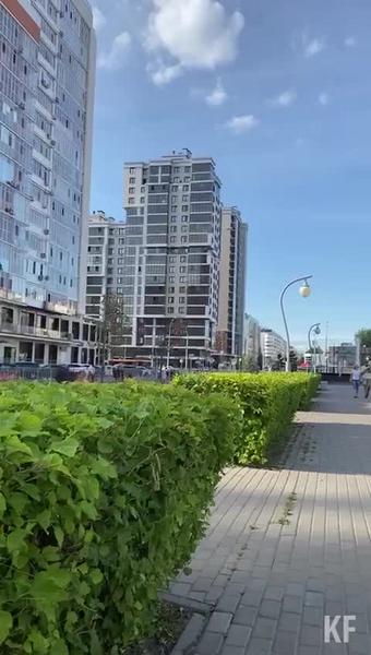 На Чистопольской в Казани дети снаружи высотки ходят по узким выступам последних этажей