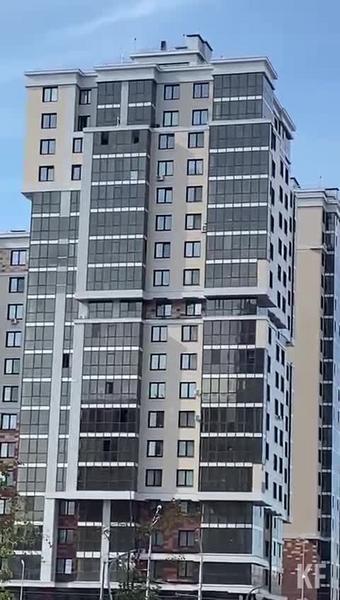 На Чистопольской в Казани дети снаружи высотки ходят по узким выступам последних этажей